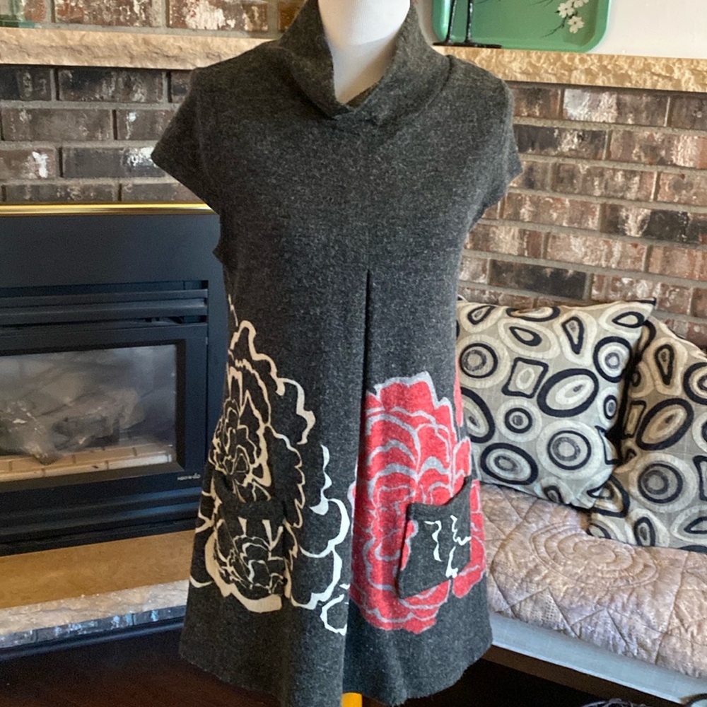 PAPILLON retro-look dress / tunic. Dark gray heathered with big flowers. Size M